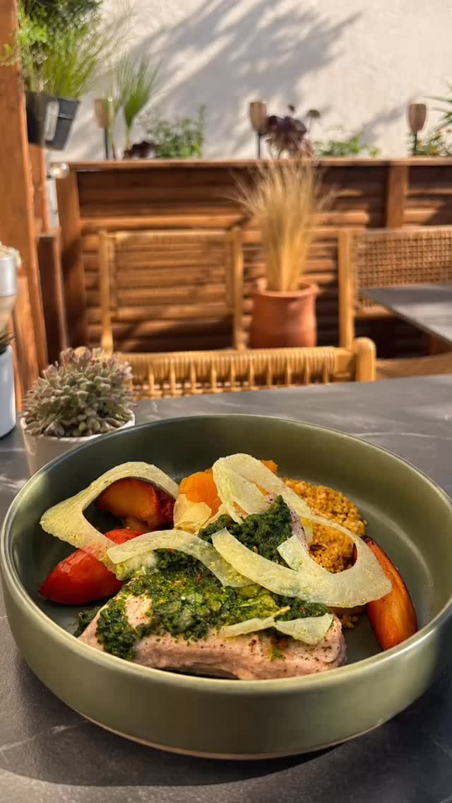 Longe de thon et légumes sur une terrasse